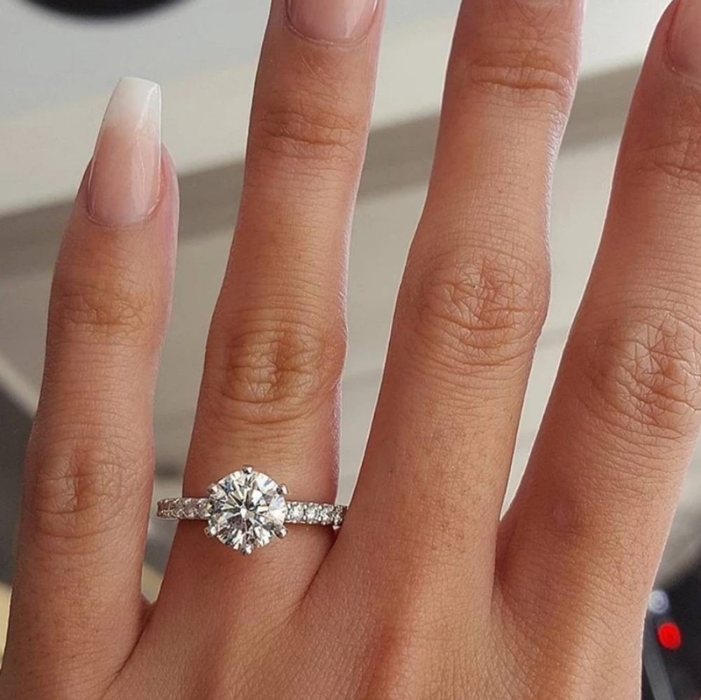 Circular solitaire ring